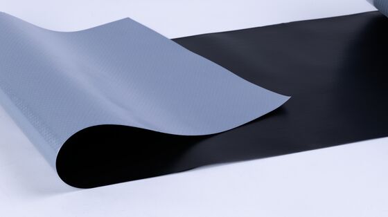 Película de resistência laminada cruzada de alta qualidade de HDPE 60F para moldagem e corte de folhas de membrana de impermeabilização de betume