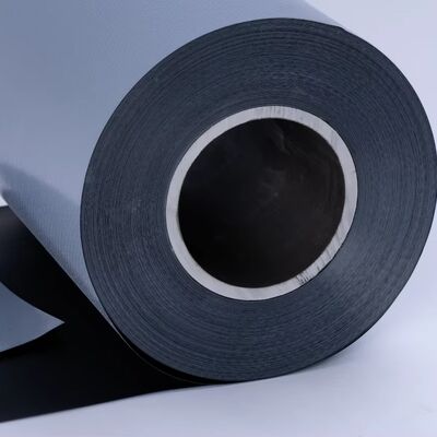 Película de resistência laminada cruzada de alta qualidade de HDPE 60F para moldagem e corte de folhas de membrana de impermeabilização de betume